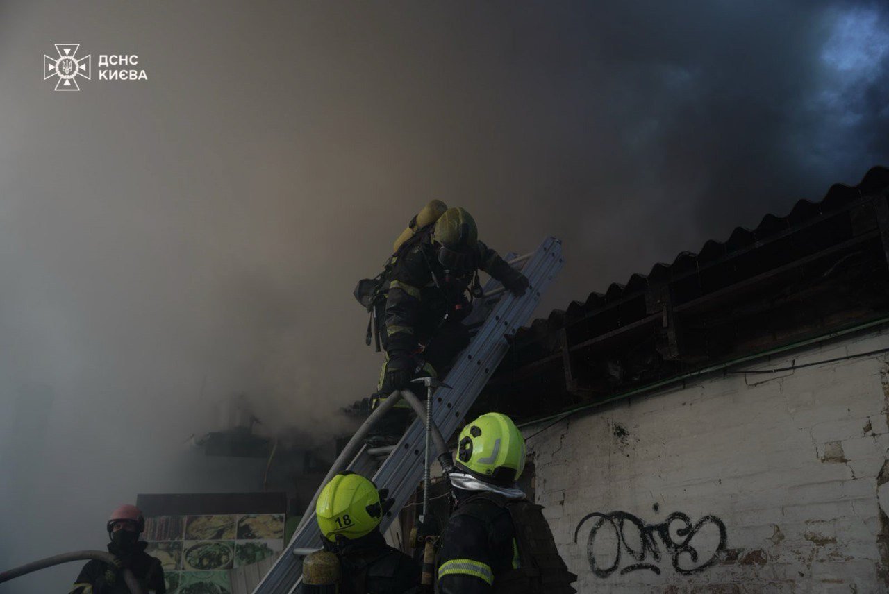 ДСНСники у Києві ліквідовують наслідки ворожого обстрілу