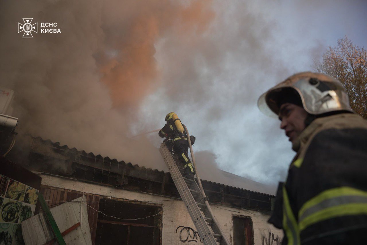 ДСНСники у Києві ліквідовують наслідки ворожого обстрілу