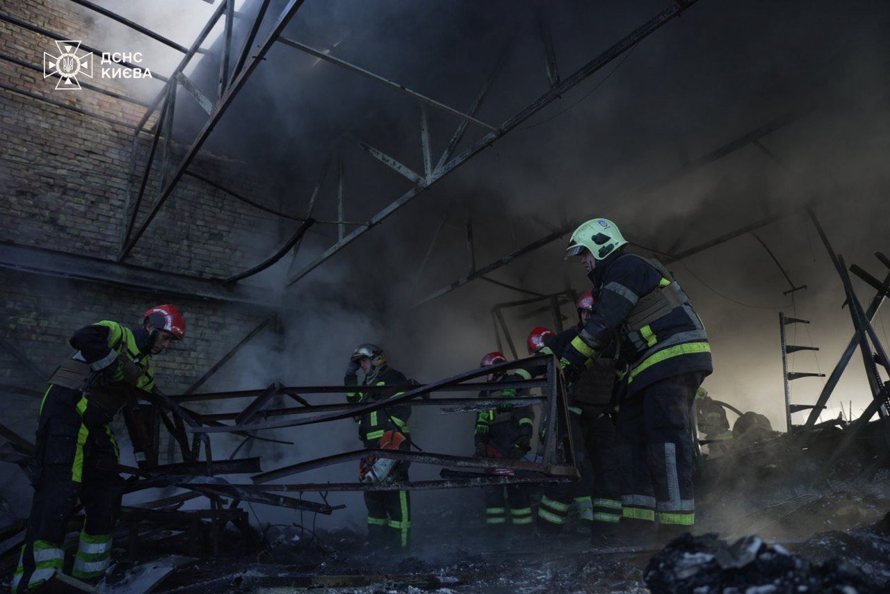 ДСНСники у Києві ліквідовують наслідки ворожого обстрілу