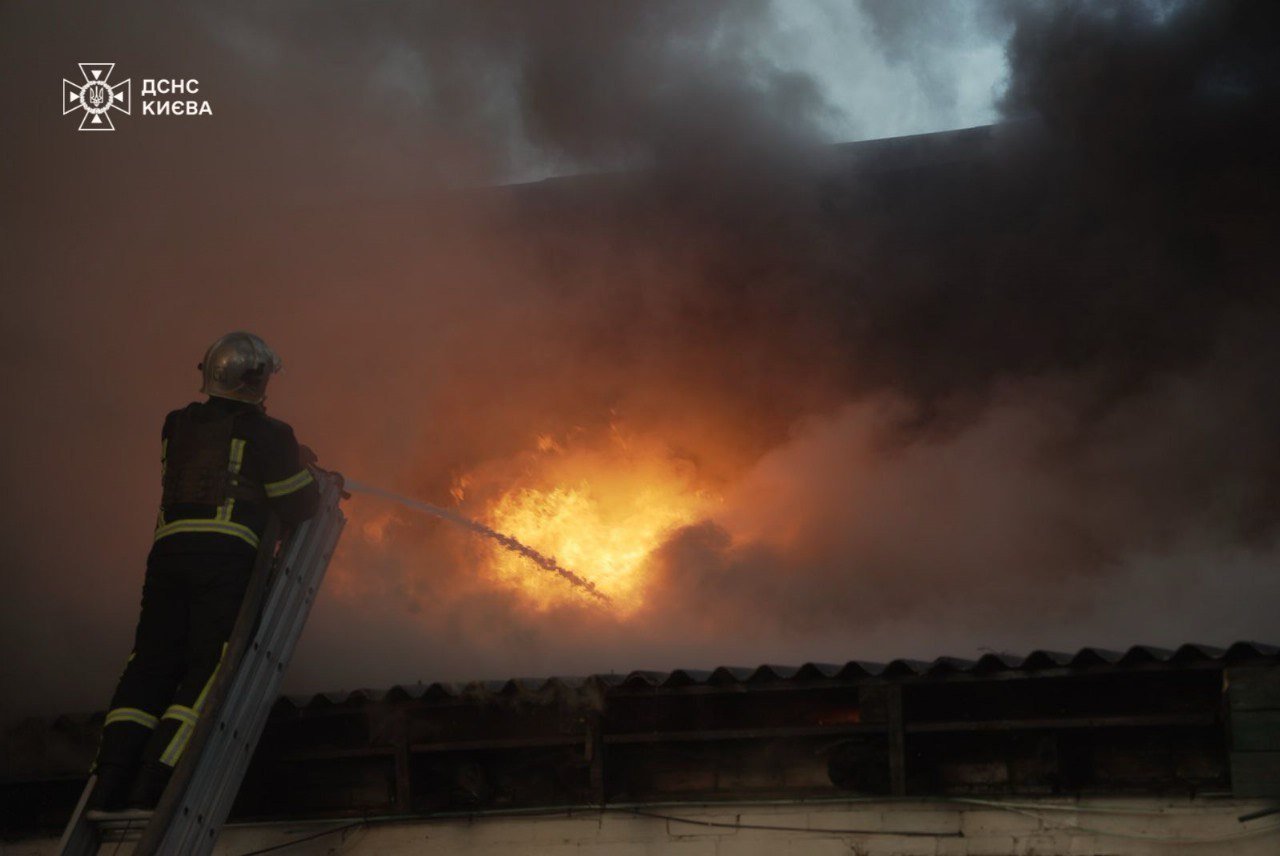 ДСНСники у Києві ліквідовують наслідки ворожого обстрілу