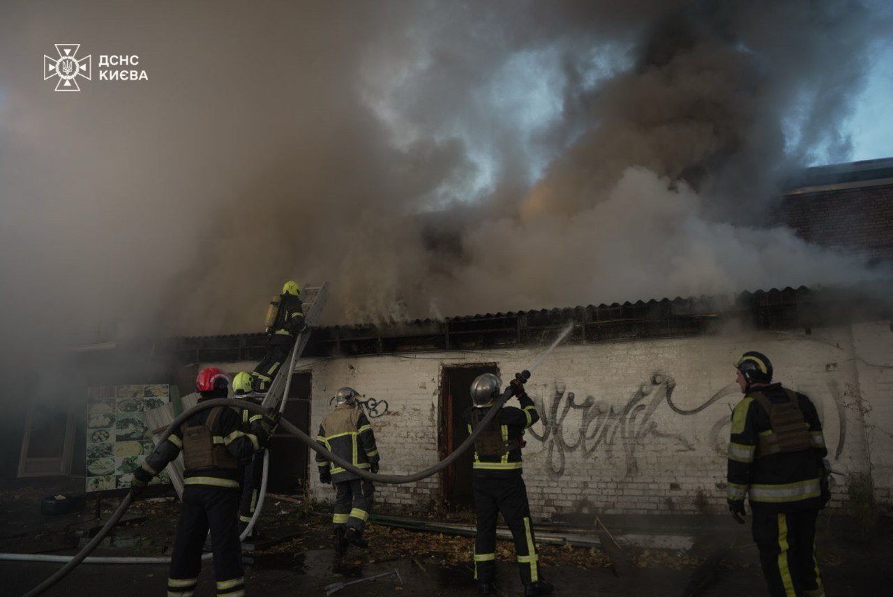 ДСНСники у Києві ліквідовують наслідки ворожого обстрілу