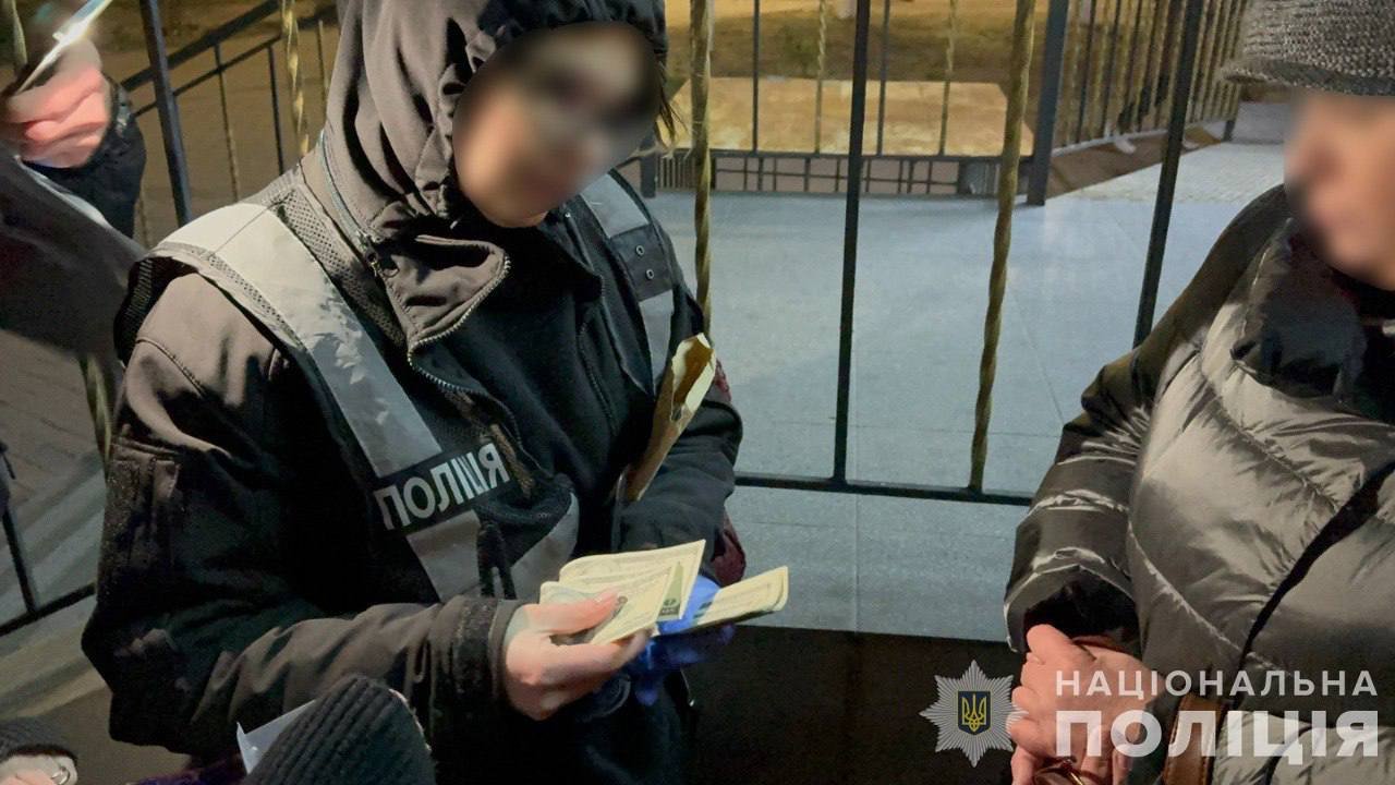 Правоохоронці затримали хабарницю