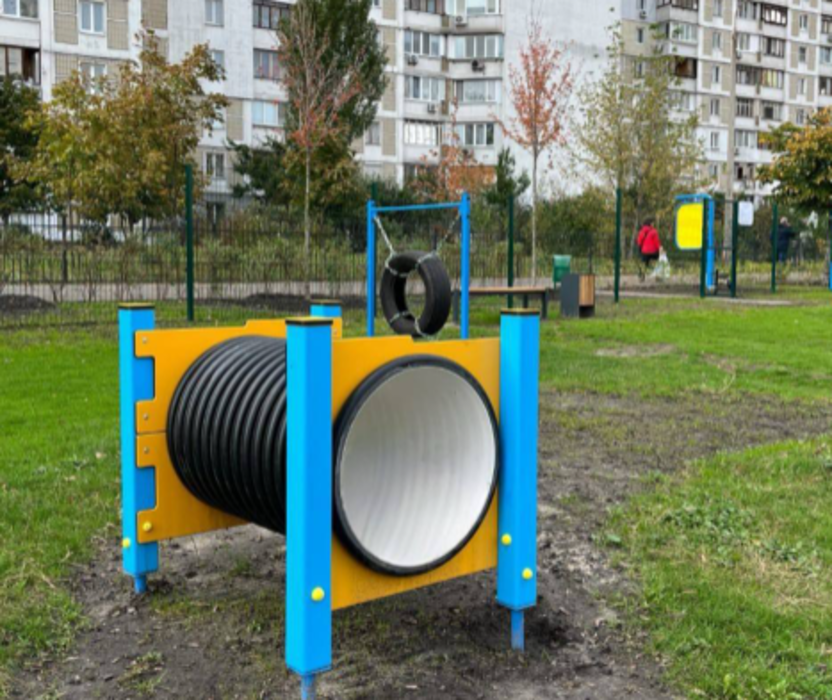 У Дарницькому районі з'явився новий майданчик для вигулу та тренування собак — ФОТО