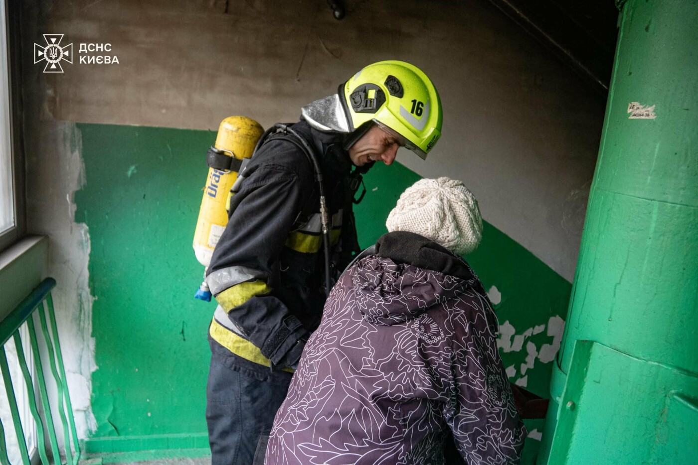 У Києві горіла багатоповерхівка: мешканців евакуювали, є постраждала