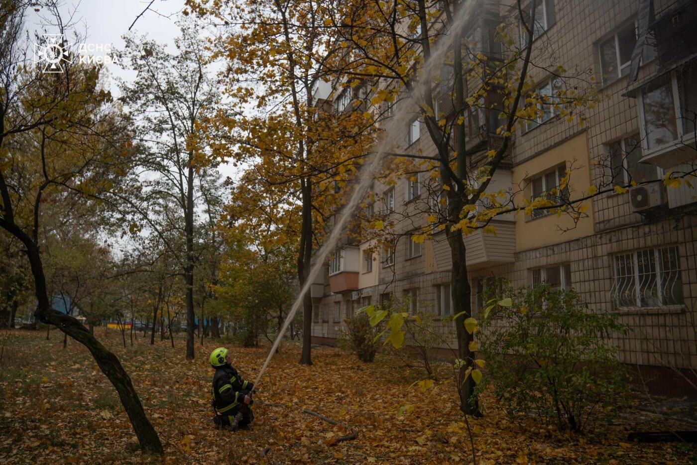 У Києві горіла багатоповерхівка: мешканців евакуювали, є постраждала