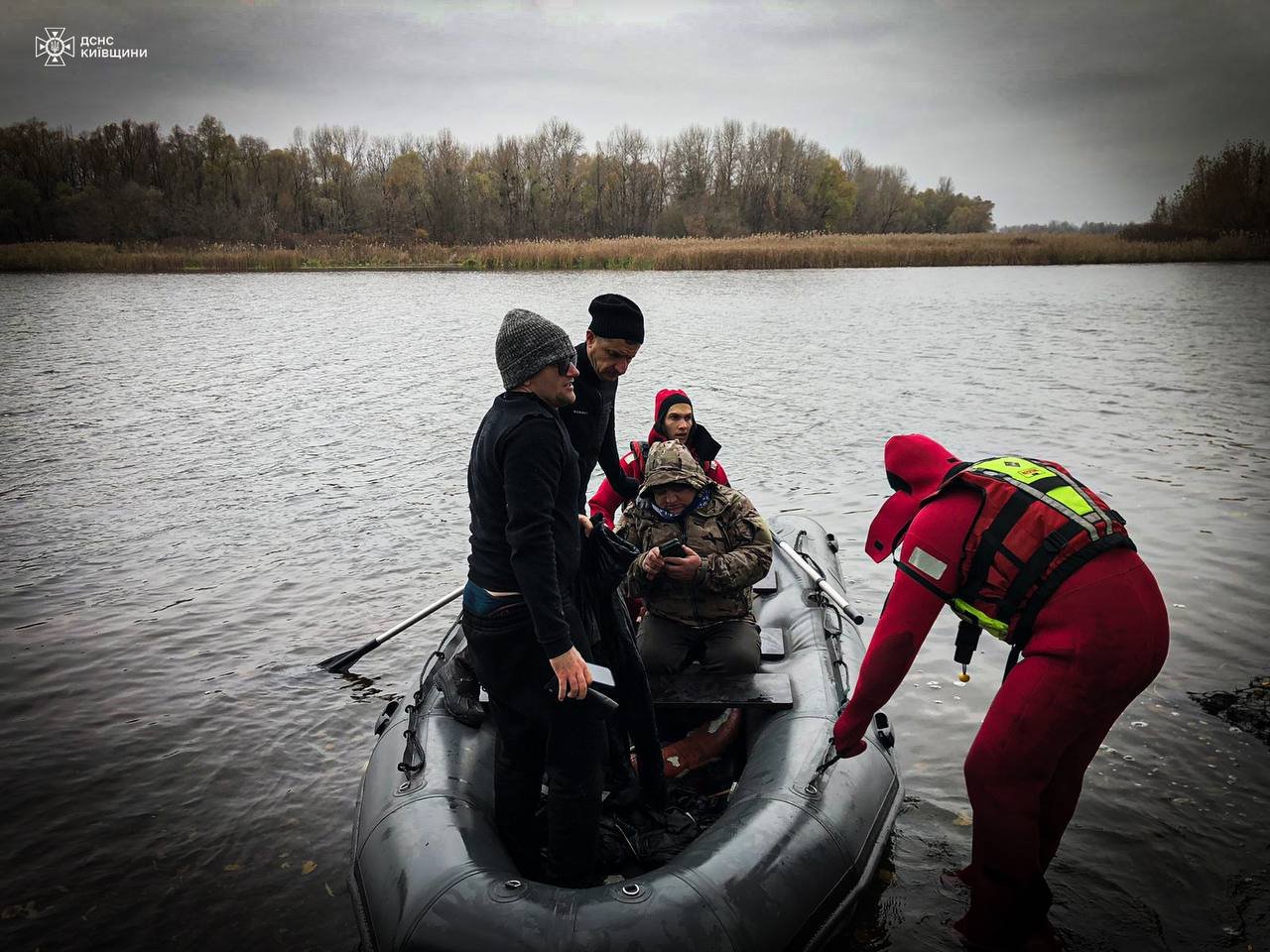 У Київській області бійці ДСНС врятували трьох рибалок