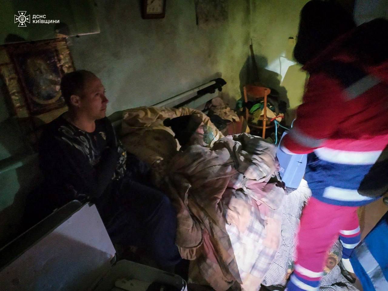 У Київській області з вогню врятували чоловіка з обмеженими можливостями