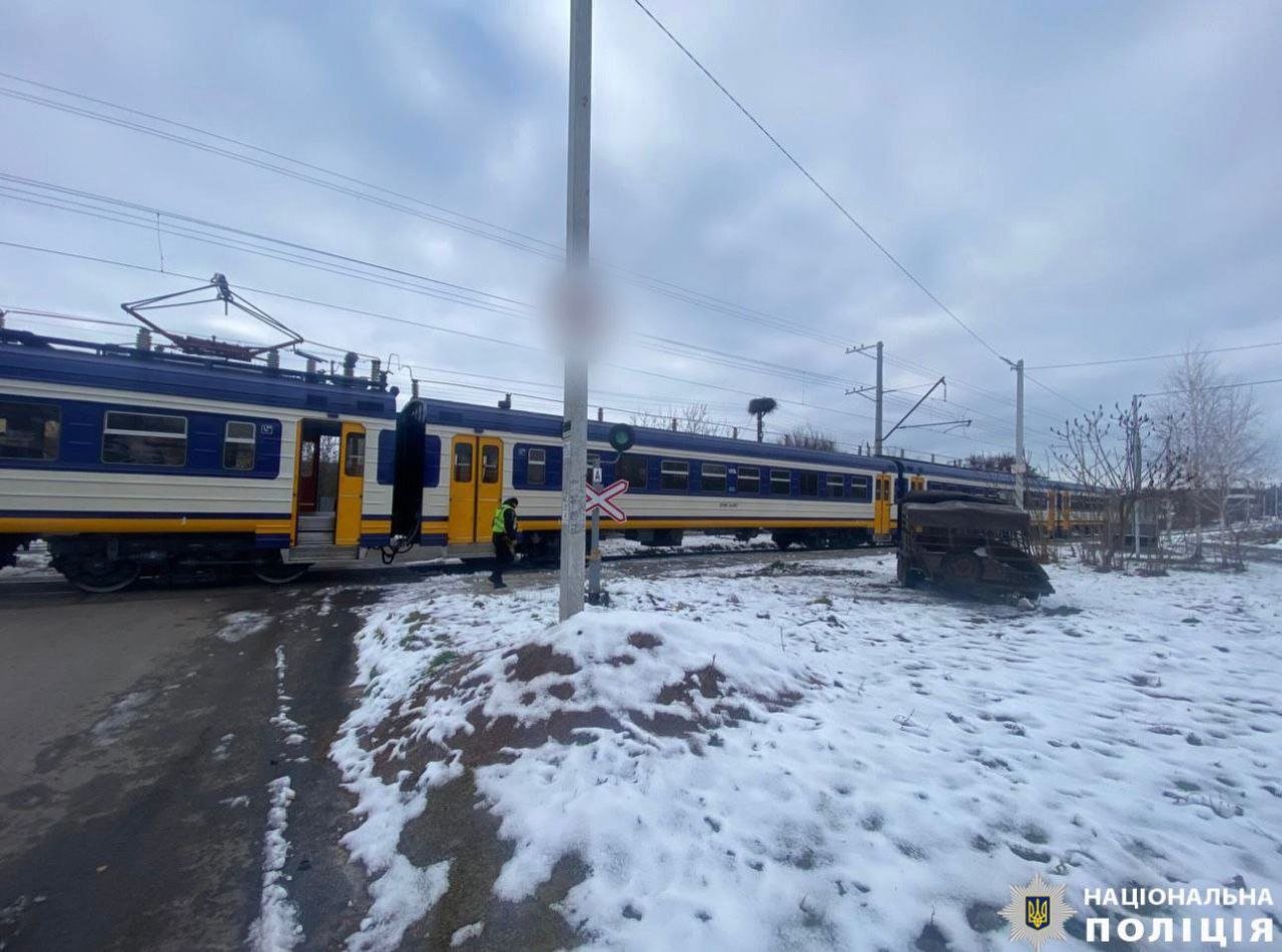 Масштабна ДТП: на Київщині автомобіль врізався у вагон потягу, - ФОТО