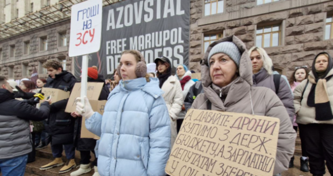 "‎Гроші для ЗСУ!"‎: у центрі Києва десятки людей вимагали підтримати українських військових, - ФОТО