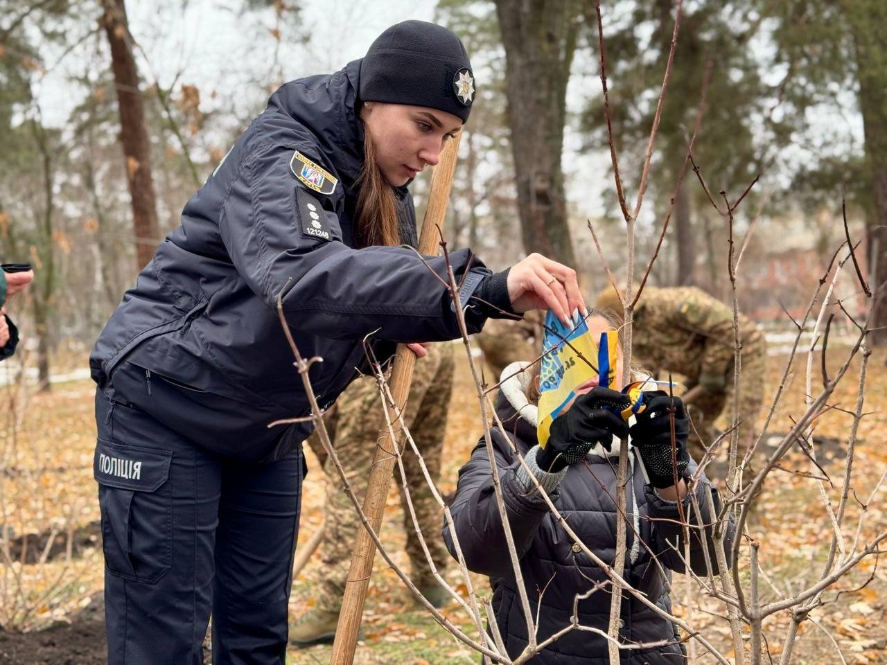 У Києві на честь полеглих захисників висадили калинову алею