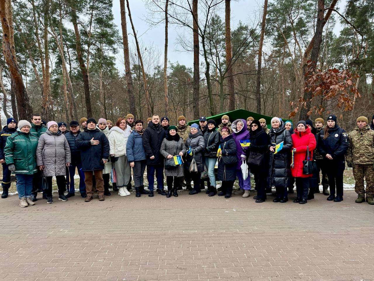 У Києві на честь полеглих захисників висадили калинову алею