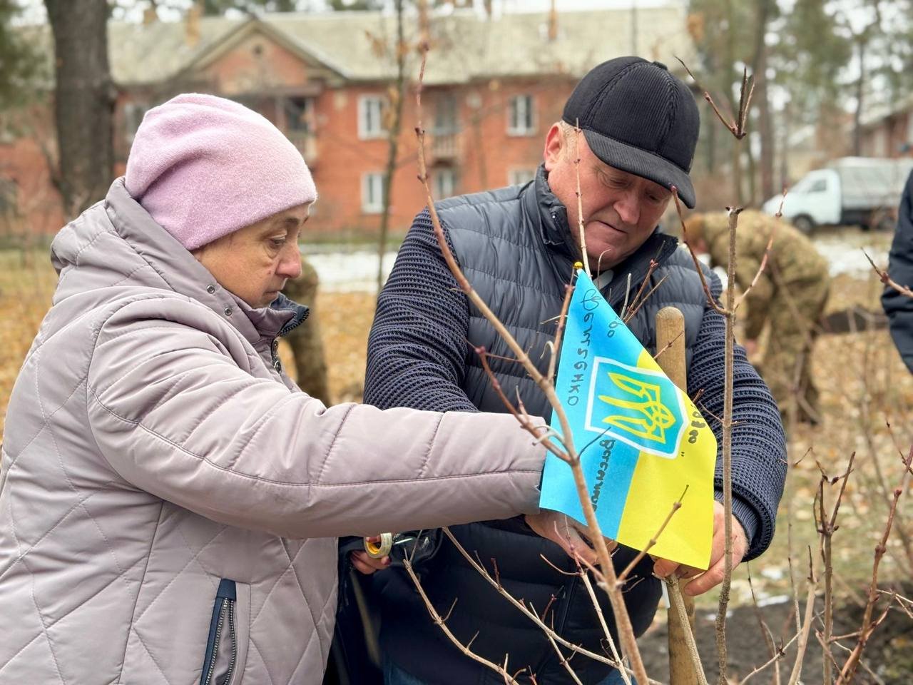 У Києві на честь полеглих захисників висадили калинову алею