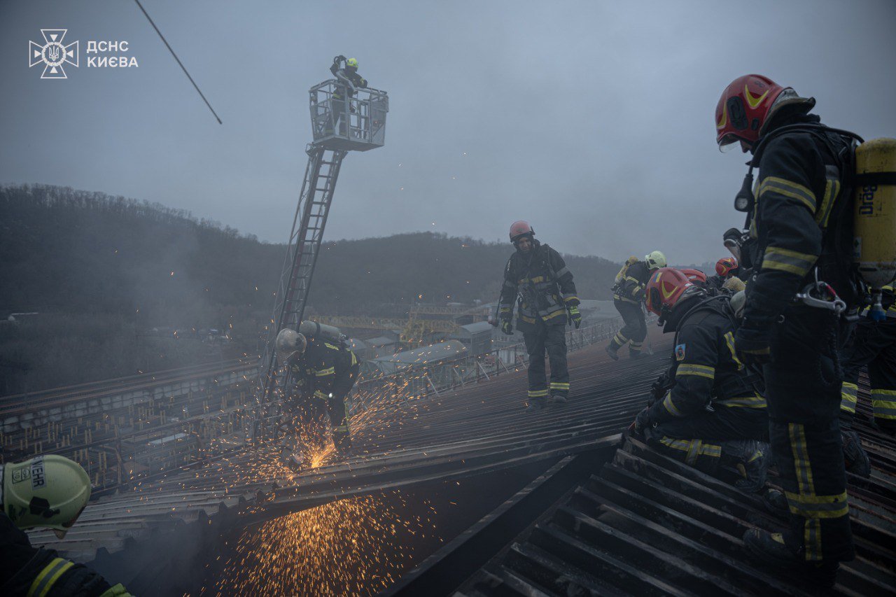 У Києві рятувальники приборкували пожежу в офісному приміщенні