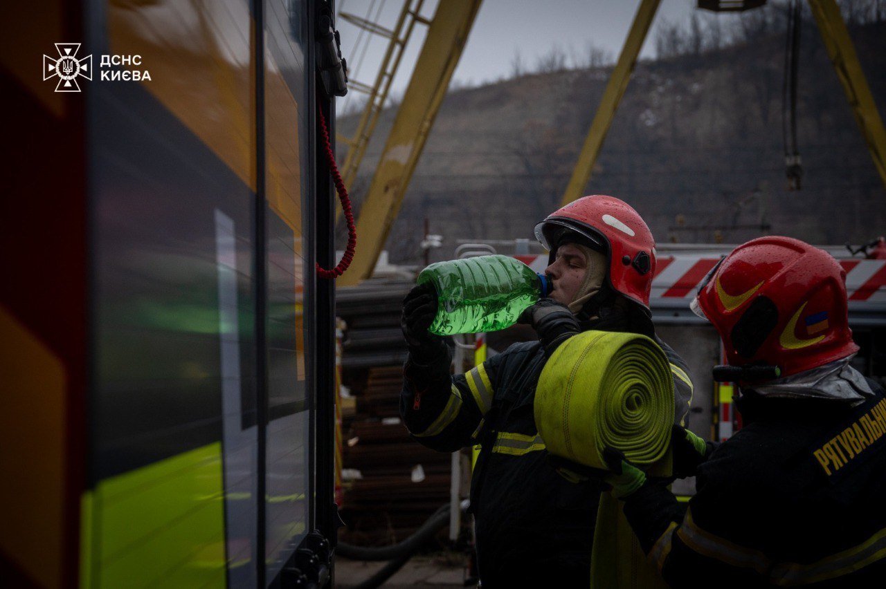 У Києві рятувальники приборкували пожежу в офісному приміщенні