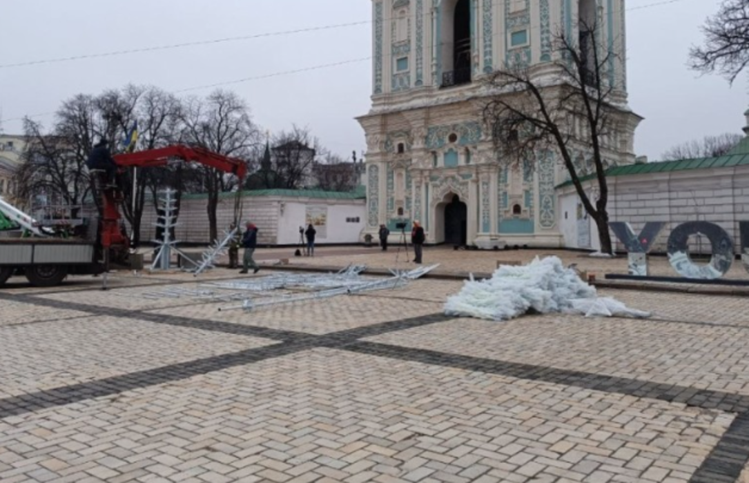 У Києві почали встановлювати ялинку, яка вперше буде білою, як сніг: дата відкриття