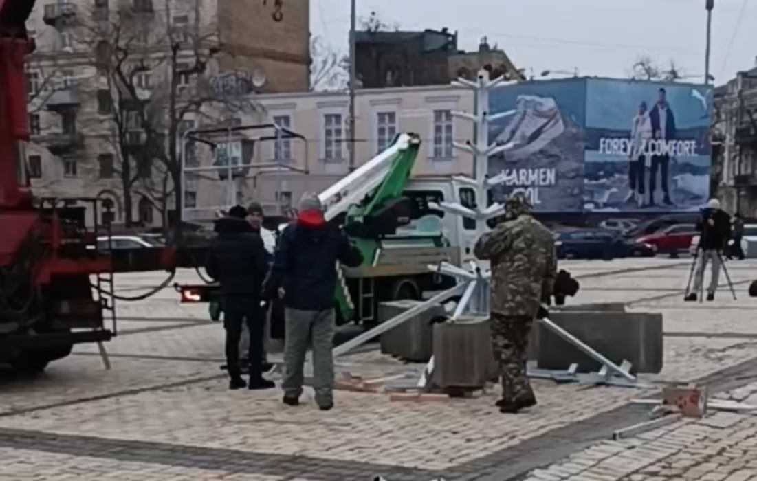 У Києві почали встановлювати ялинку, яка вперше буде білою, як сніг: дата відкриття