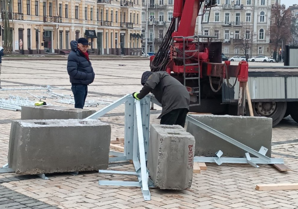 У Києві почали встановлювати ялинку, яка вперше буде білою, як сніг: дата відкриття