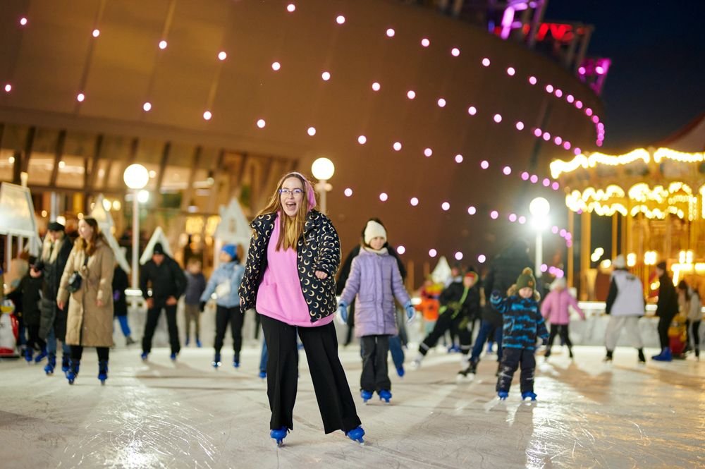 Кришталева ковзанка на набережній River Mall