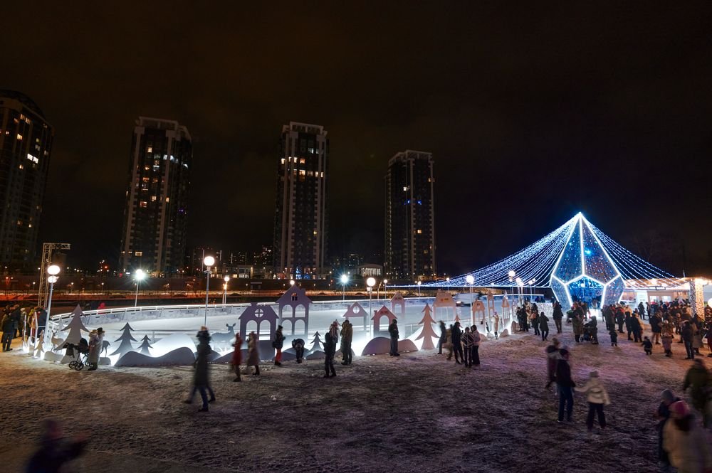 Кришталева ковзанка на набережній River Mall