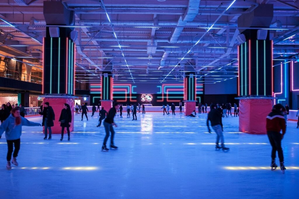Ковзанка FIFTY Ice Arena: неонове катання цілий рік