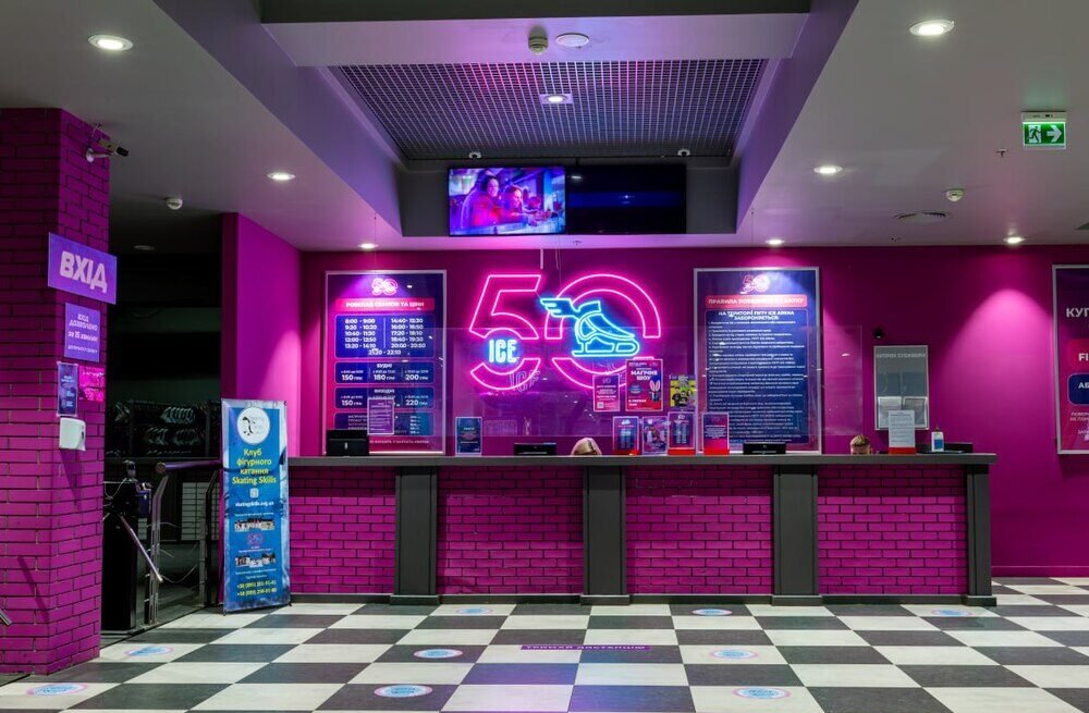 Ковзанка FIFTY Ice Arena: неонове катання цілий рік