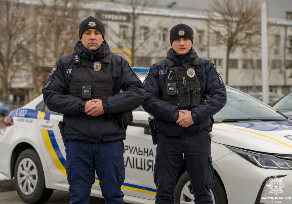 Ледве не згорів заживо: у Києві правоохоронці винесли чоловіка з палаючої багатоповерхівки 
