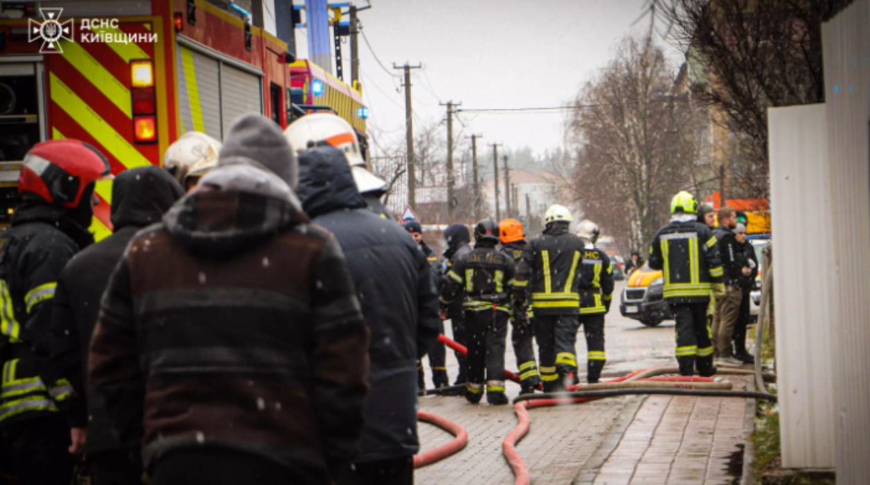 Ледве не згорів заживо: у Києві правоохоронці винесли чоловіка з палаючої багатоповерхівки