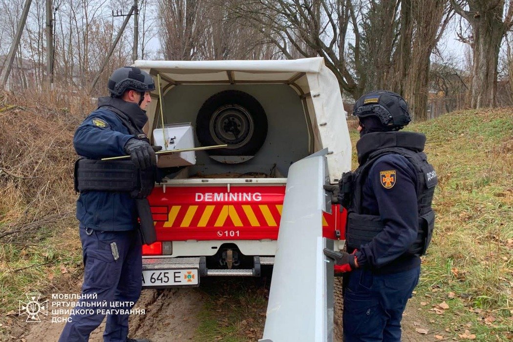 Застряг між гілками дерева: на Київщині сапери вилучили ворожий безпілотник рф, - ФОТО