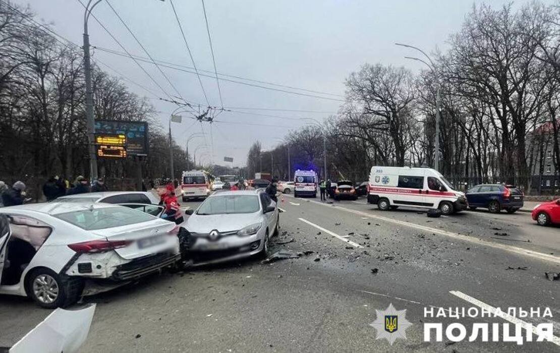 Розбиті автомобілі та троє постраждалих: у Києві сталася масштабна ДТП