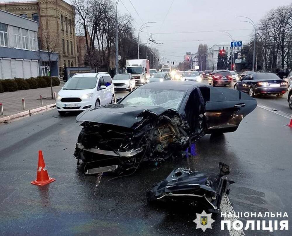 Розбиті автомобілі та троє постраждалих: у Києві сталася масштабна ДТП