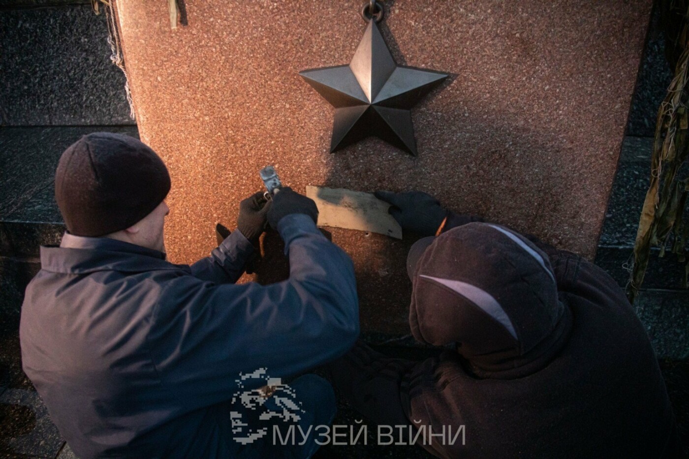 У Києві на Алеї міст-героїв демонтували Москву та Мінськ