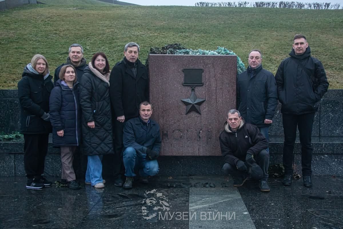 У Києві на Алеї міст-героїв демонтували Москву та Мінськ