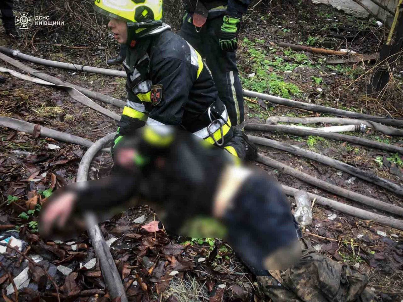 На Київщині ДСНСники врятували з вогню чоловіка