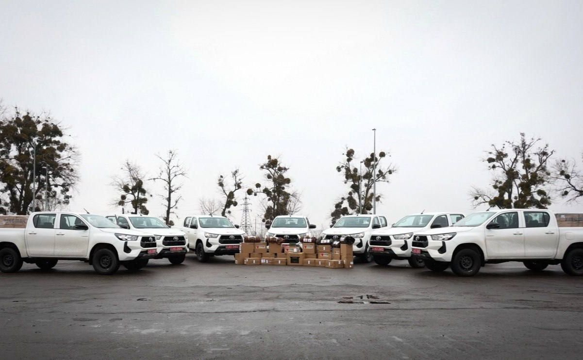Нові пікапи для ЗСУ: громади Київщини передали військовим автомобілі та інше оснащення, - ФОТО