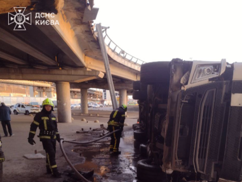 Водій дивом вижив: у Києві перекинулася вантажівка на з'їзді з мосту, - ФОТО