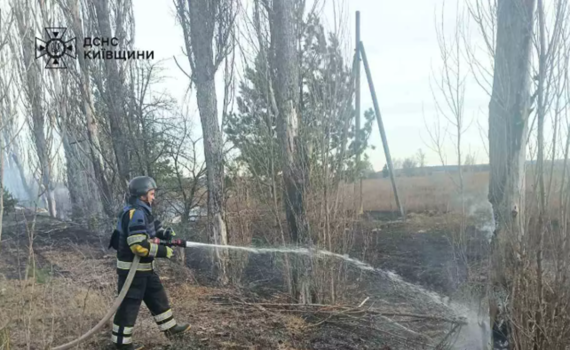 На Київщині сталося 4 пожежі за добу: рятувальники ліквідували масштабне загоряння, - ФОТО