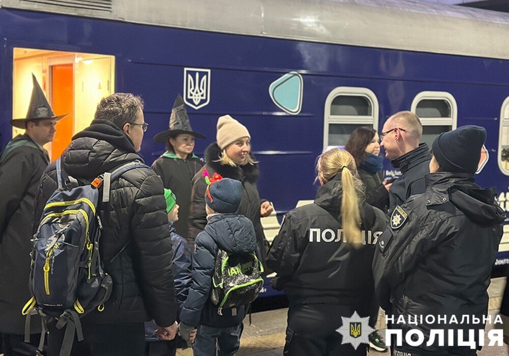 Поліція Києва разом з Укрзалізницею організовували для дітей подорож "‎магічним експресом"‎, - ФОТО