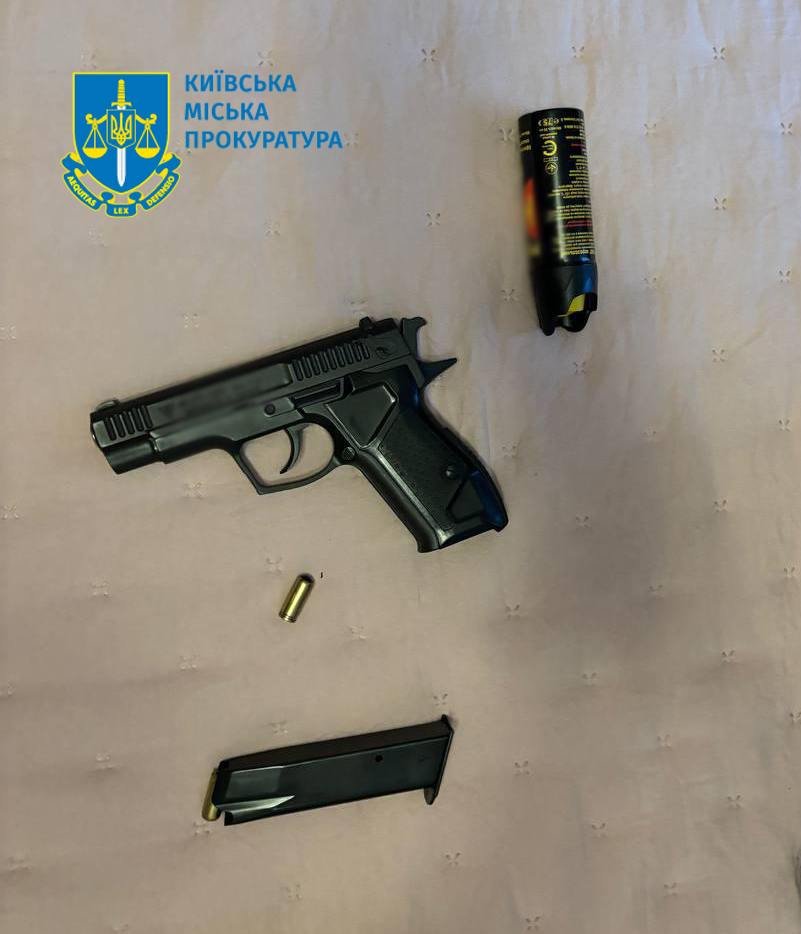 Чоловік напав на свого товариша зі зброєю