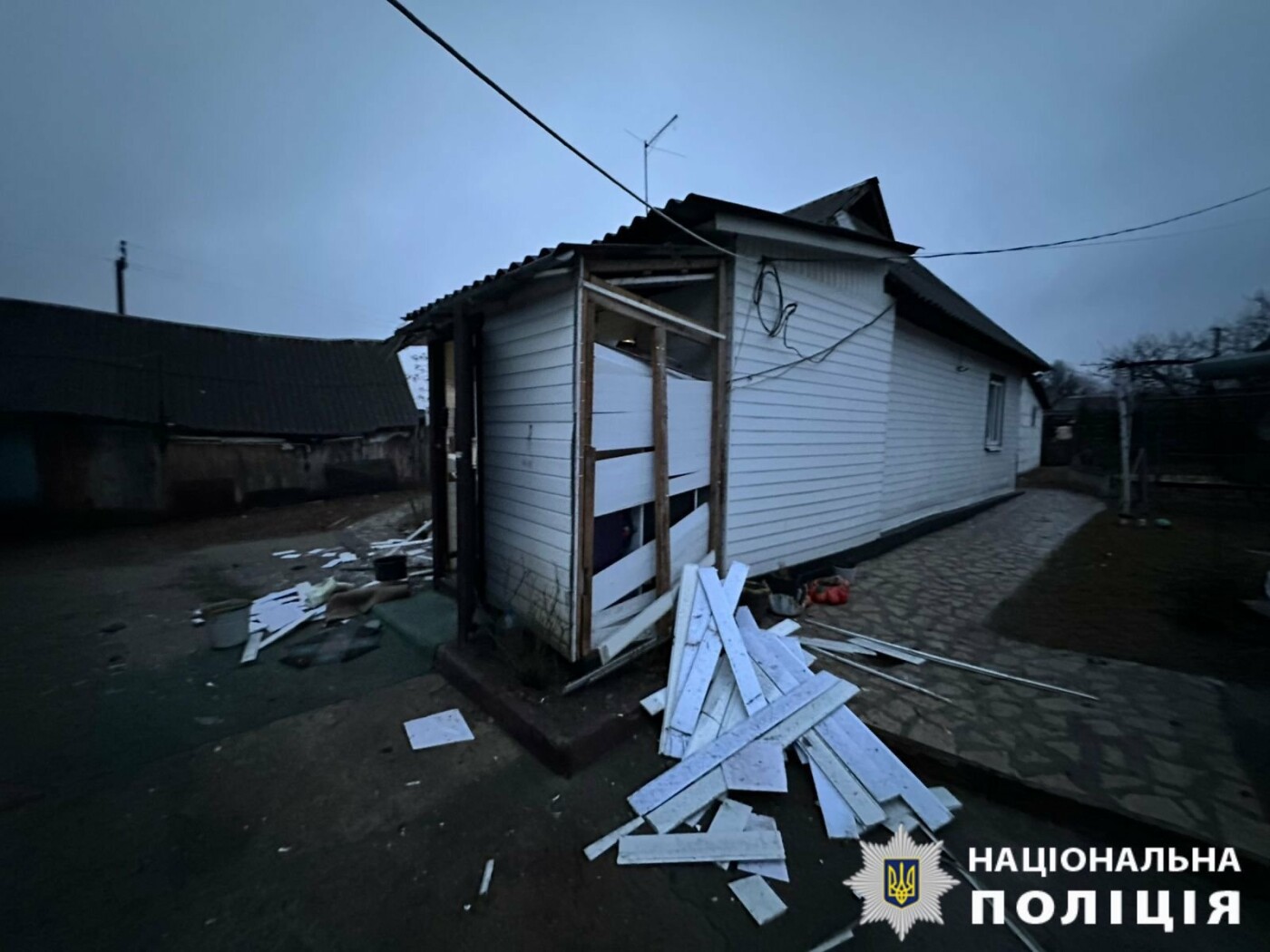 Правоохоронці та комунальники фіксують наслідки атаки