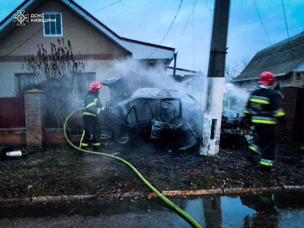 Під Києвом внаслідок ДТП постраждало 3 людей та згорів автомобіль «BMW», - ФОТО