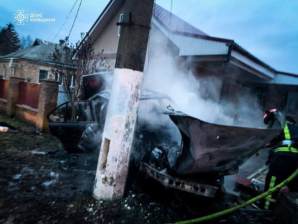 Під Києвом внаслідок ДТП постраждало 3 людей та згорів автомобіль «BMW», - ФОТО