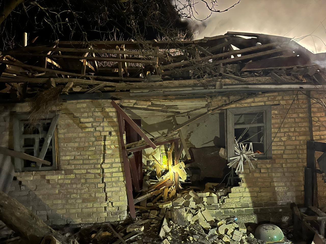 На Київщині пошкоджено 5 будинків, автомобілі та музей: наслідки нічної атаки БпЛА, - ФОТО
