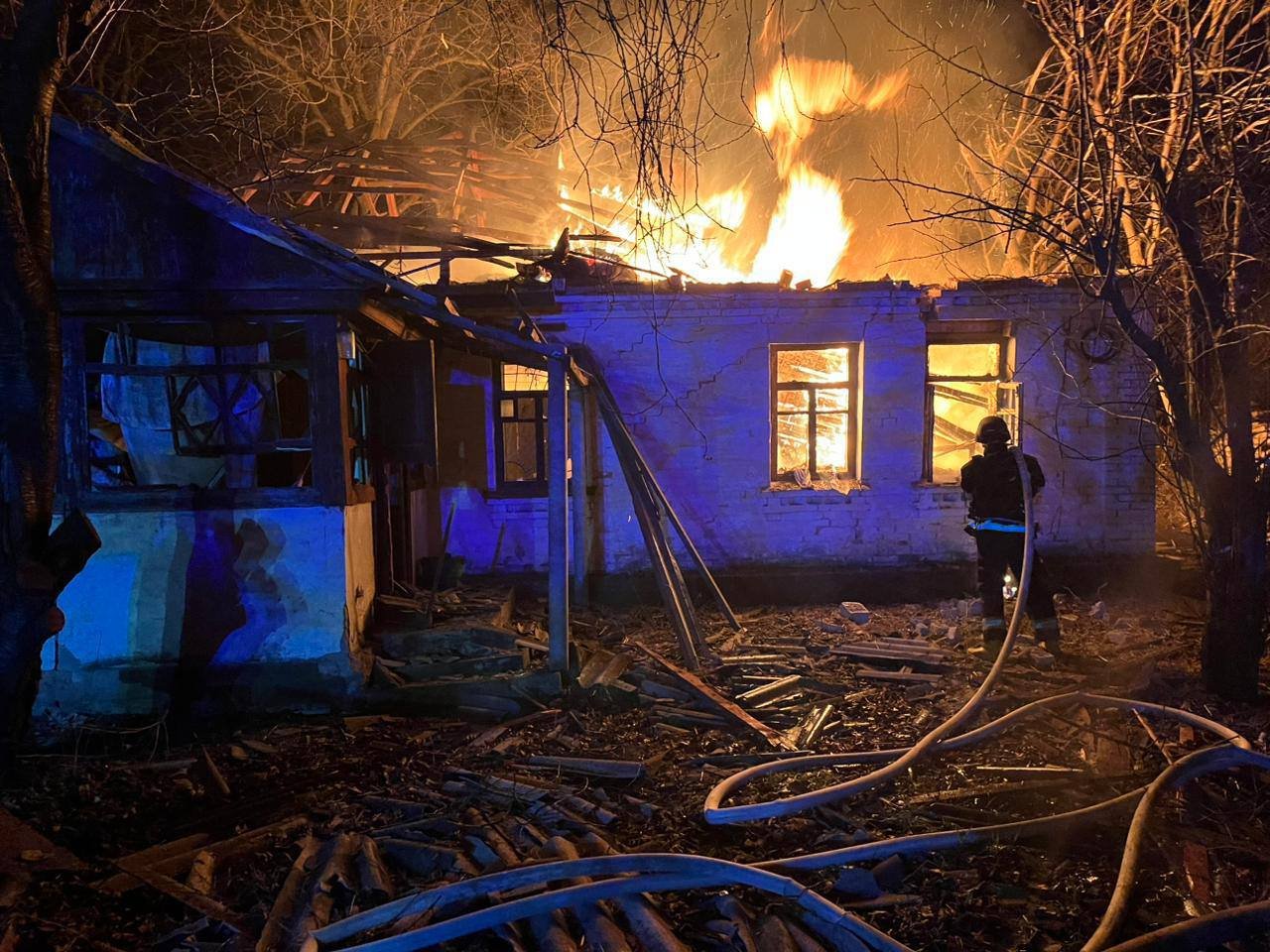 На Київщині пошкоджено 5 будинків, автомобілі та музей: наслідки нічної атаки БпЛА, - ФОТО