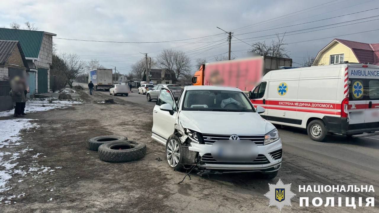 Дві автівки зіштовхнулись на дорозі