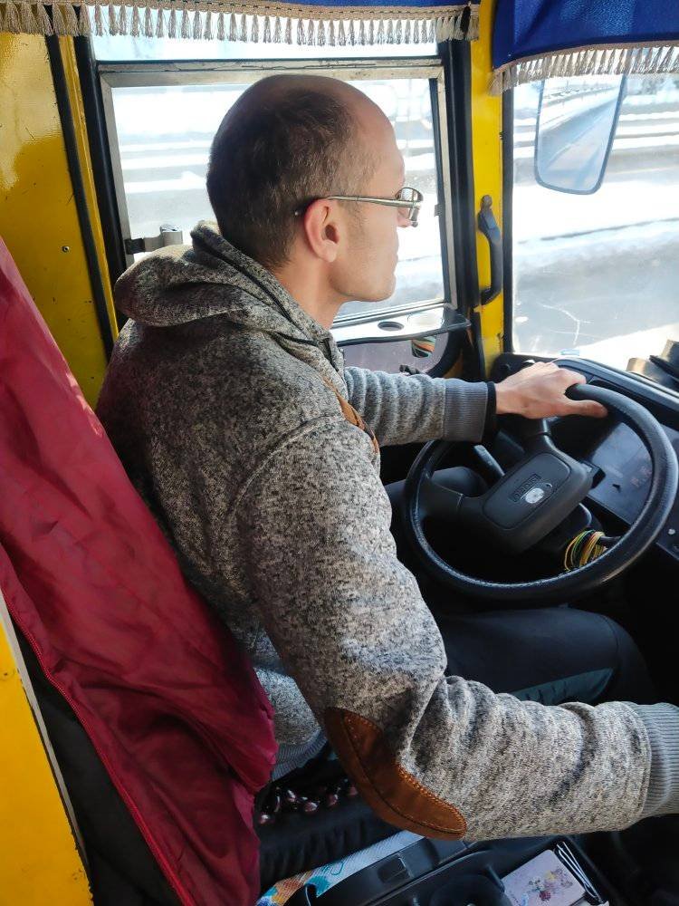 Водій різко зрушив з зупинки
