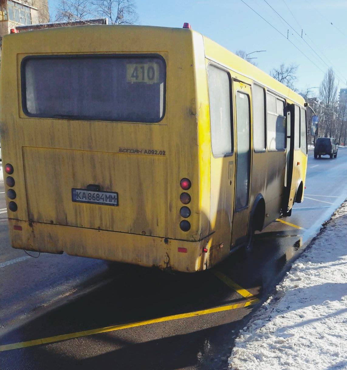Водій різко зрушив з зупинки