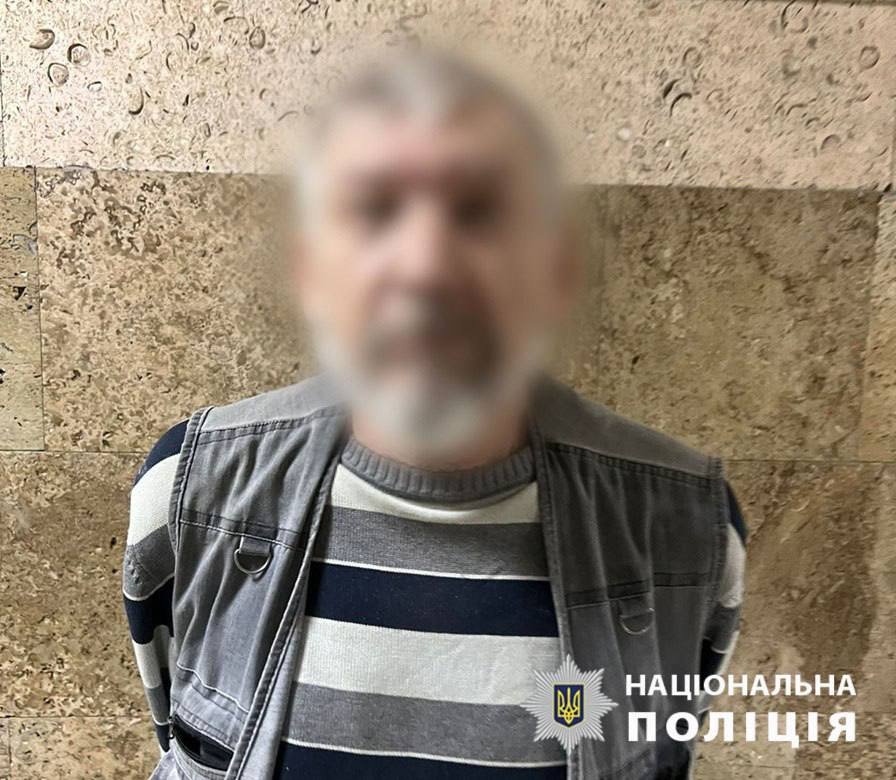 Чоловік вдарив свого сусіда ножем у груди