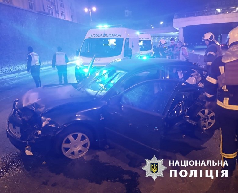 В Infiniti були двоє п'яних чоловіків