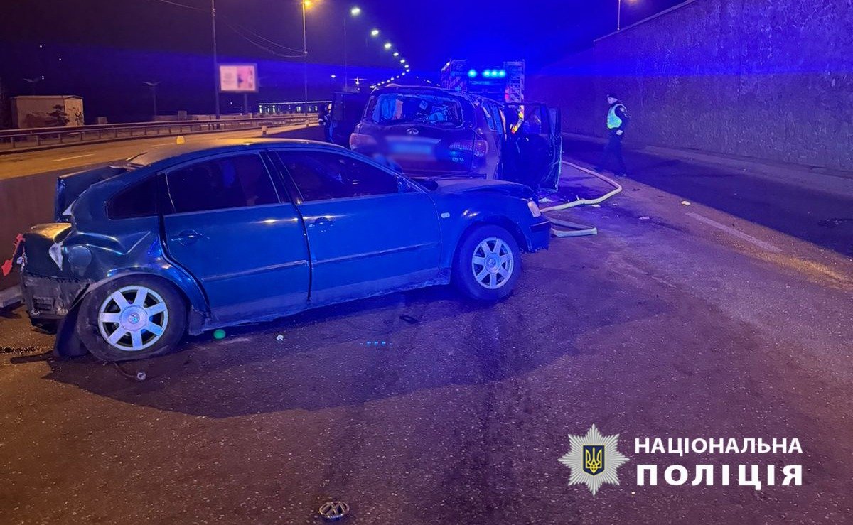 В Infiniti були двоє п'яних чоловіків