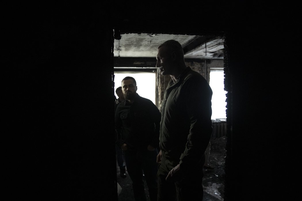 Міський голова оглянув пошкоджений будинок на Оболоні